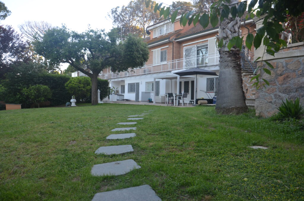 Ingresso principale di Idyllium Roma, prestigiosa villa nella Capitale.