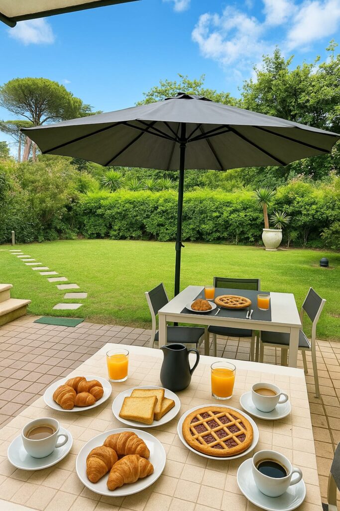 Colazione all'aperto nel patio di Idyllium Roma con vista sul giardino privato.
